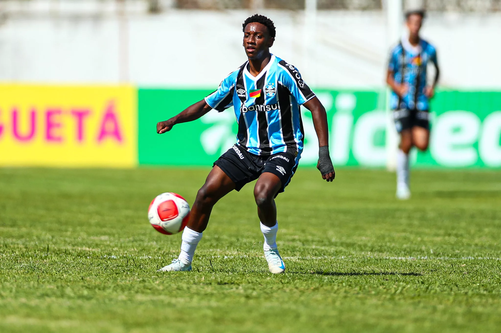 Bola na trave e arrancadas: os lances de Gabriel Mec na estreia do Grêmio na Copa SP Gabriel Mec pelo Grêmio