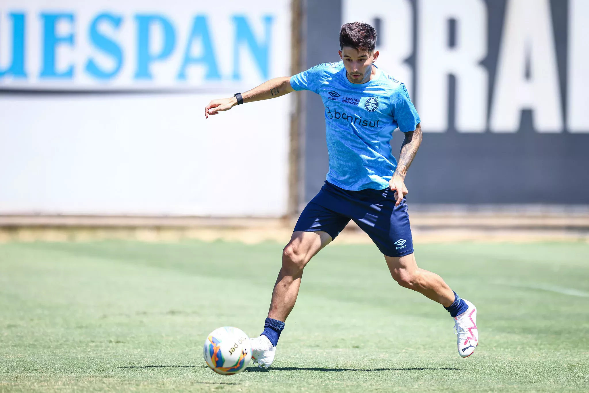 Volante do Grêmio passa por segunda cirurgia no joelho; entenda o caso Villasanti fora do jogo do Grêmio