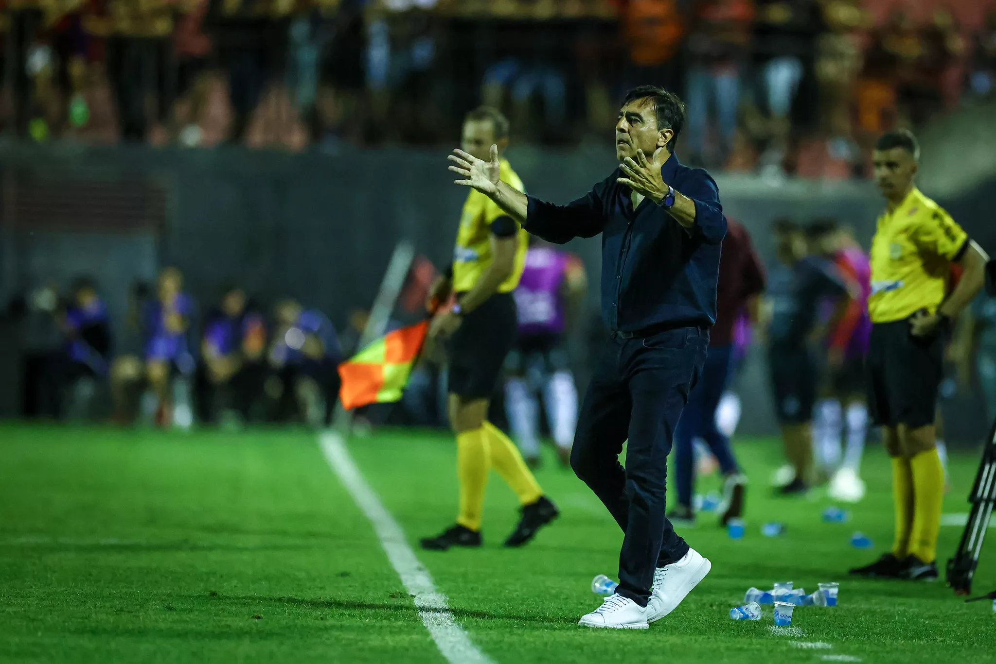 Quinteros admite "urgência" no mercado e indica atacante de beirada ao Grêmio Gustavo Quinteros pelo Grêmio