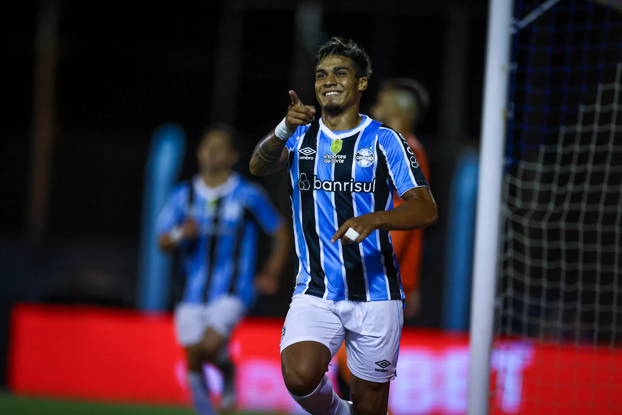 Arezo ganha promessa de Quinteros e celebra atuação pelo Grêmio: "Esperava a oportunidade" Arezo pelo Grêmio