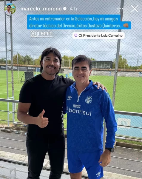 Quinteros recebe visita de ex-centroavante do Grêmio em treino no CT: "Hoje meu amigo"