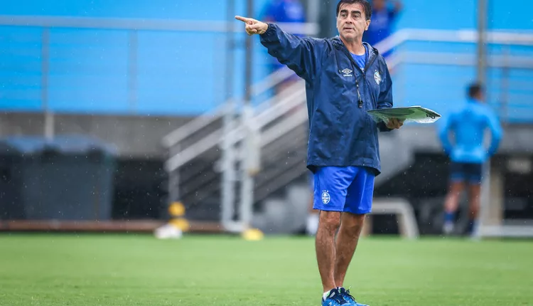 Gustavo Quinteros é o treinador do Grêmio