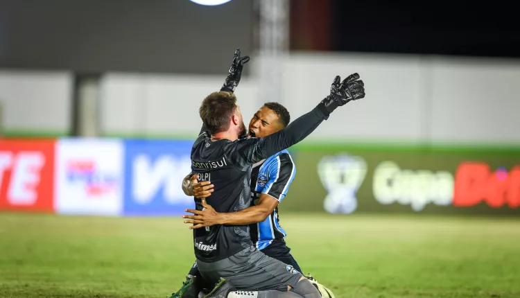 Tiago Volpi pelo Grêmio