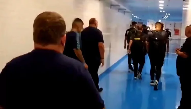 Árbitros de Grêmio x Juventude saindo da Arena do Grêmio