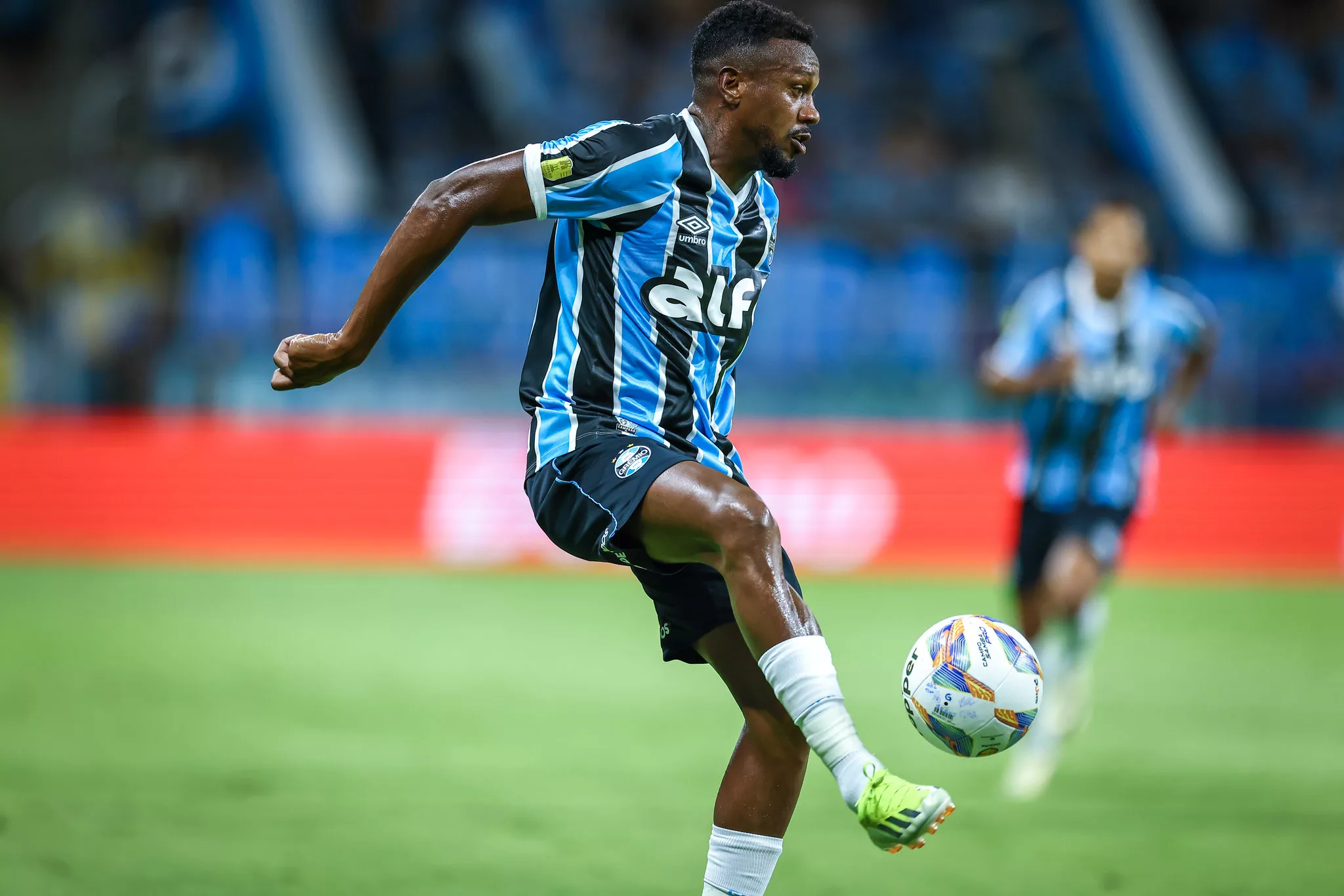Edenilson pelo Grêmio