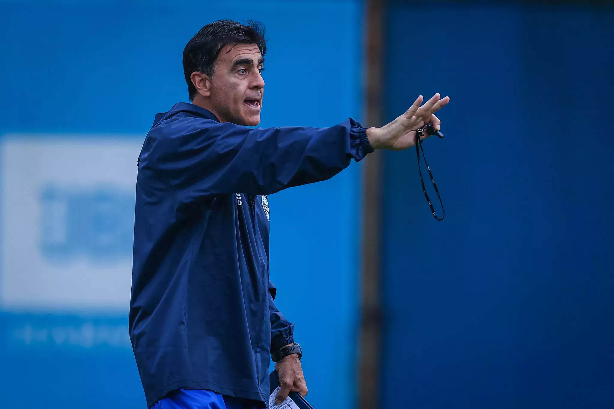Quinteros define como planeja utilizar Luan Cândido no sistema defensivo do Grêmio Quinteros Grêmio