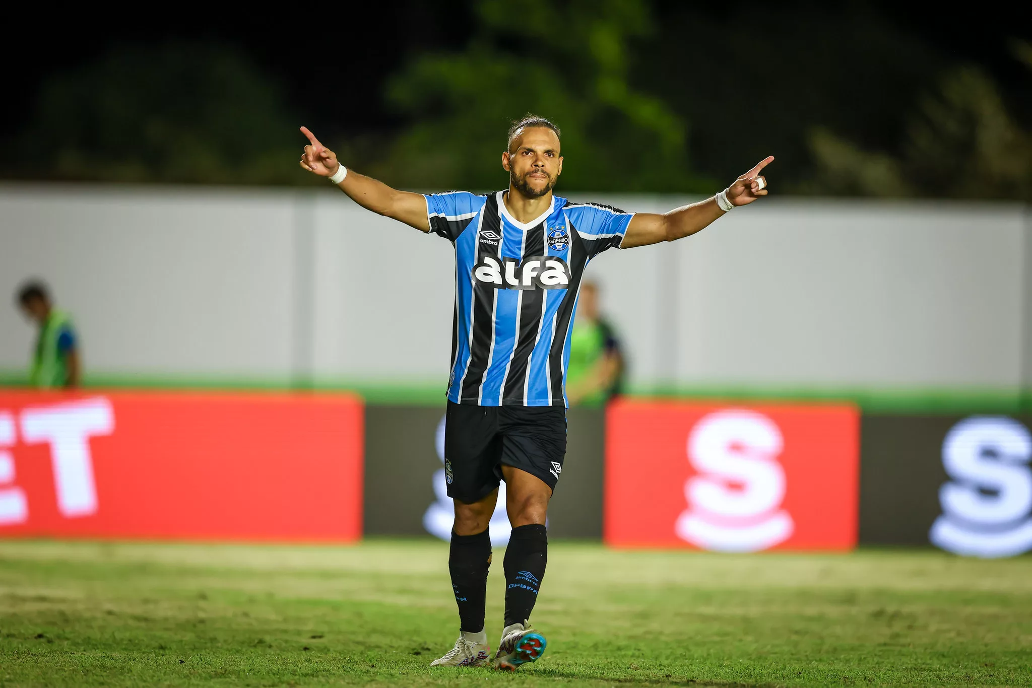 A imagem de Braithwaite e Amuzu que viralizou na estreia do Grêmio na Copa do Brasil Grêmio