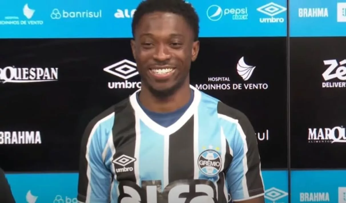 Apresentado pelo Grêmio, Amuzu brinca com rivalidade Gre-Nal e promete jogar fora tênis vermelho Amuzu Grêmio