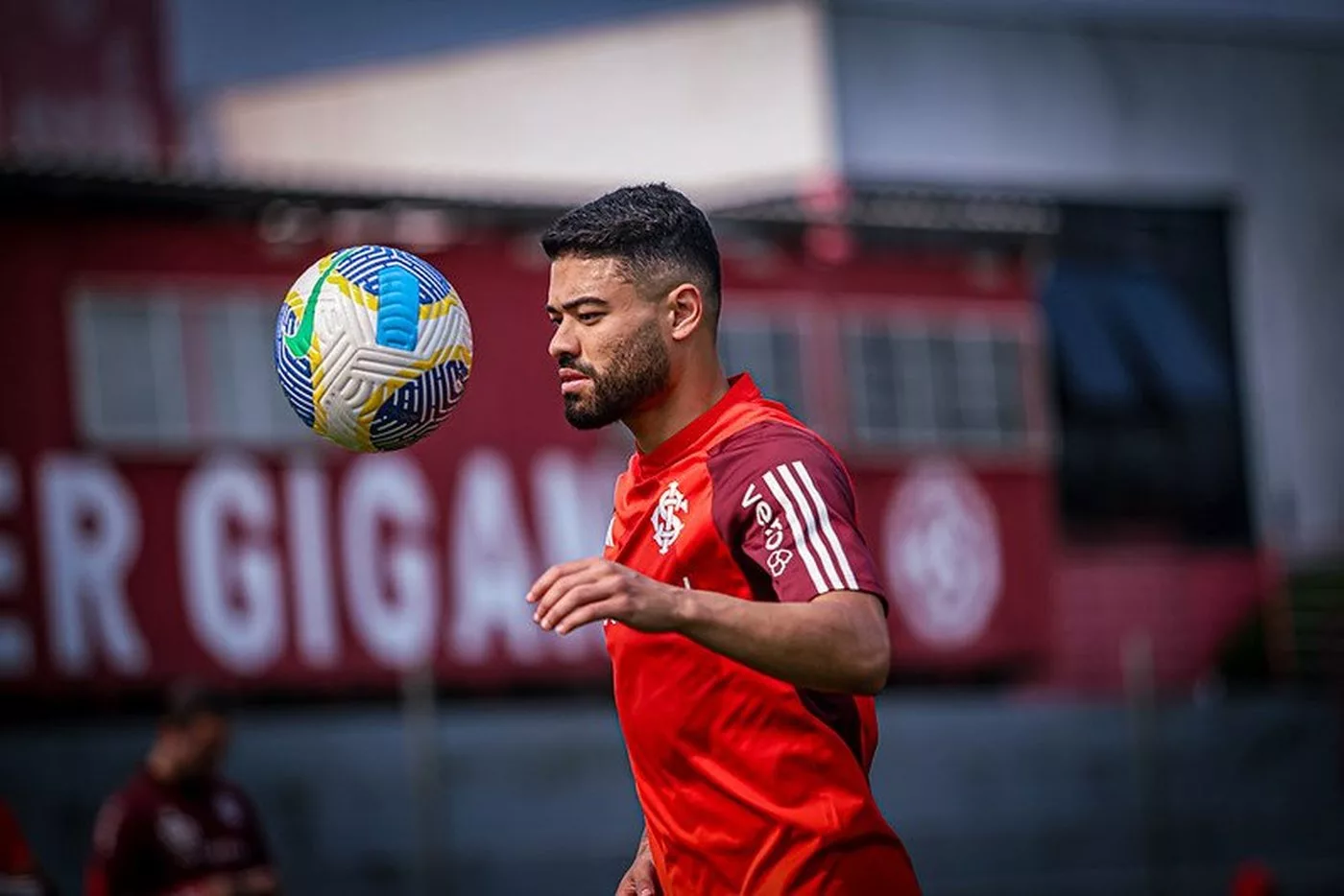 Inter informa que Bruno Tabata está fora do Gauchão após regredir em lesão muscular Tabata pelo Inter