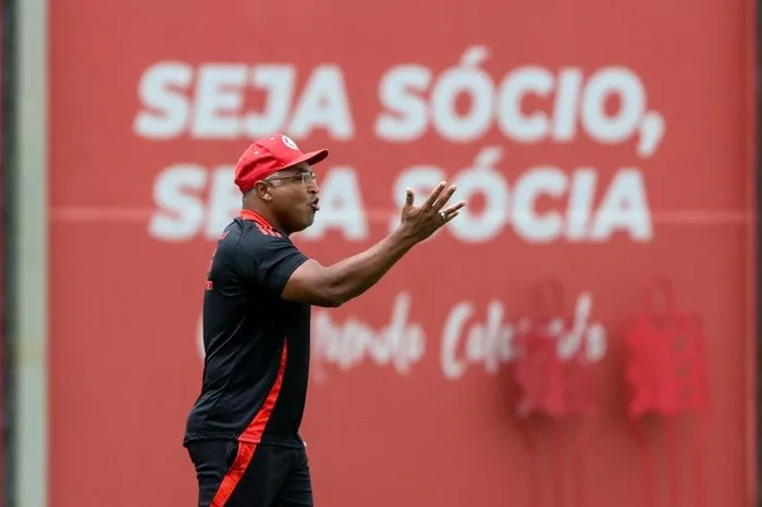 Roger evita prometer títulos, mas faz garantia ao torcedor do Inter: "Esse grupo quer faixa no peito" Roger Inter