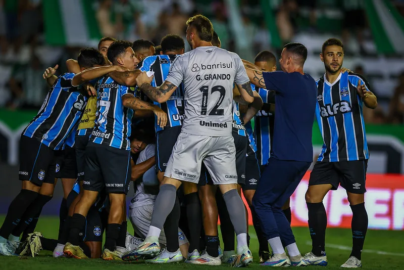 Equipe do Grêmio, comemorando gol