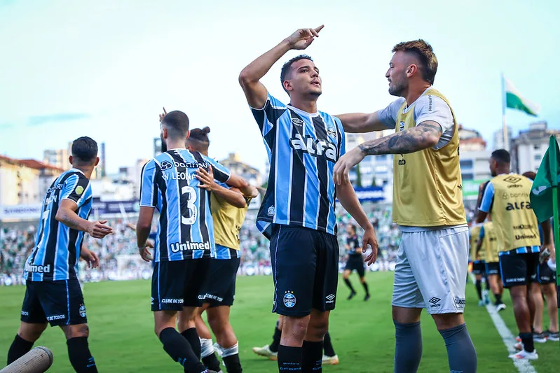 Vídeo mostra "estagiário" do Grêmio gravando em tempo real o gol de Gustavo Martins