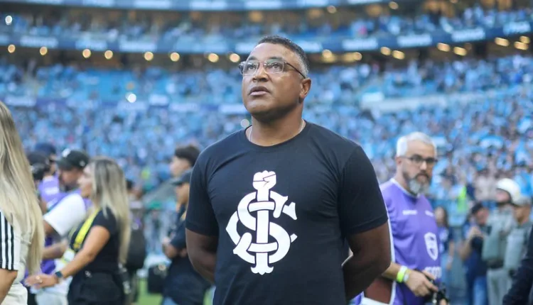 Roger Machado pelo Inter no Gre-Nal da Arena do Grêmio