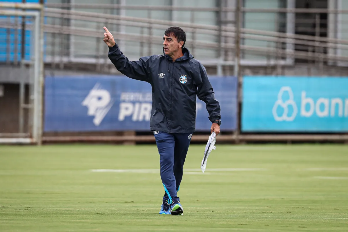 Baldasso elogia "envolvimento" de Roger e estranha técnico do Grêmio: "Comprou passagem para depois do jogo" Quinteros pelo Grêmio