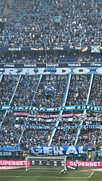 Entenda a "faixa vermelha" no meio da principal torcida do Grêmio para o Gre-Nal