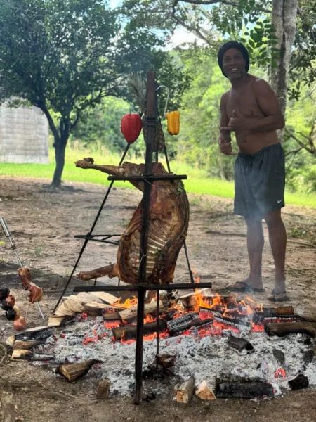 Ronaldinho Gaúcho completa 45 anos e viraliza com foto nas redes sociais