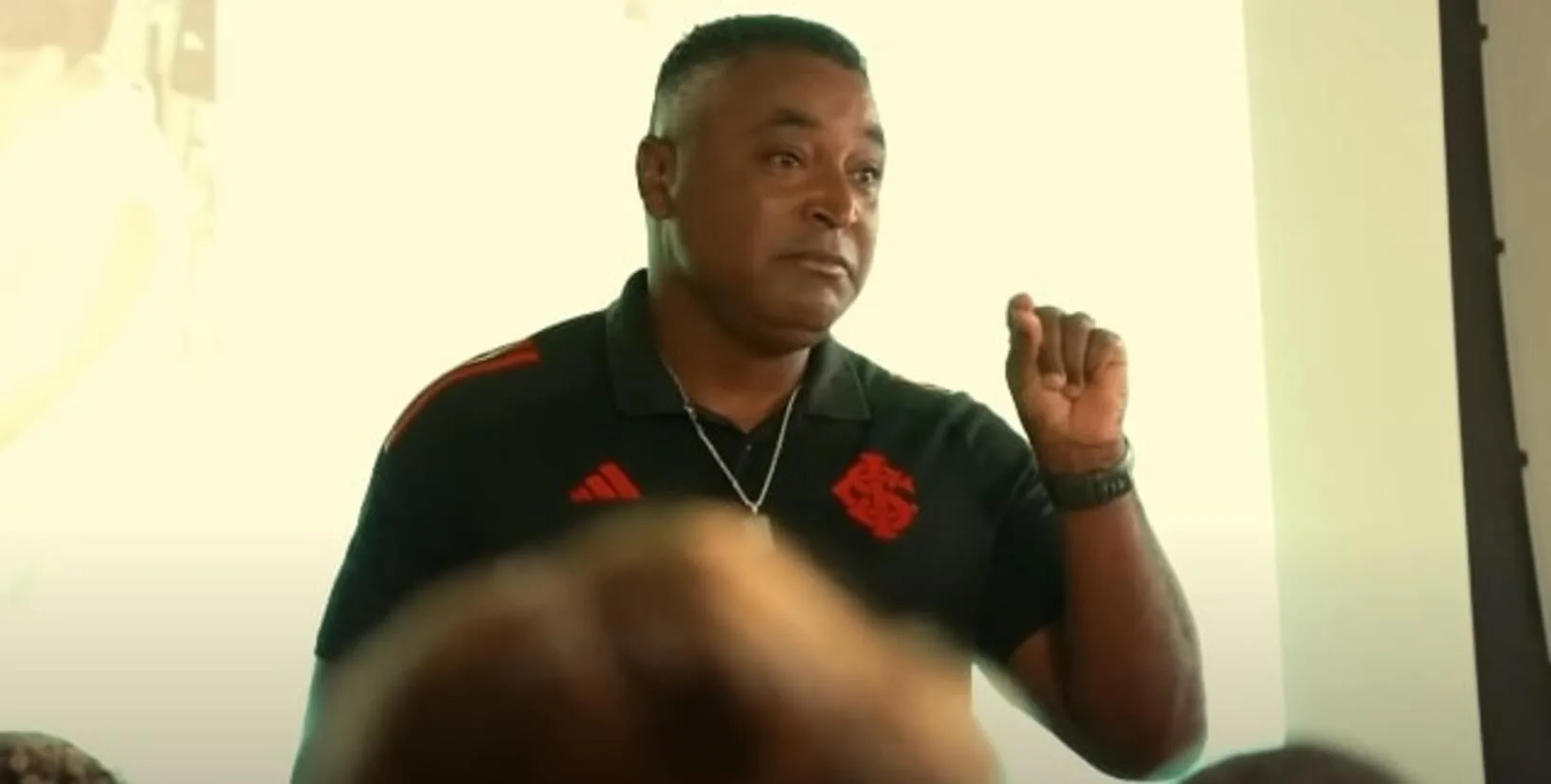 Vídeo mostra Roger Machado segurando o choro antes do Gre-Nal decisivo Roger