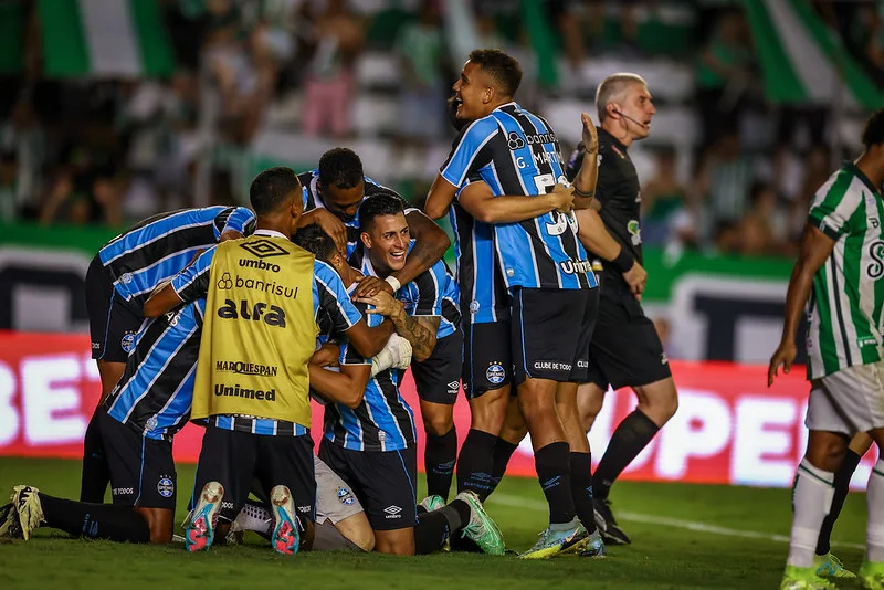 Perto dos Gre-Nais decisivos, técnico do Grêmio corre risco de levar punição pesada Equipe de jogadores do Grêmio, comemorando gol