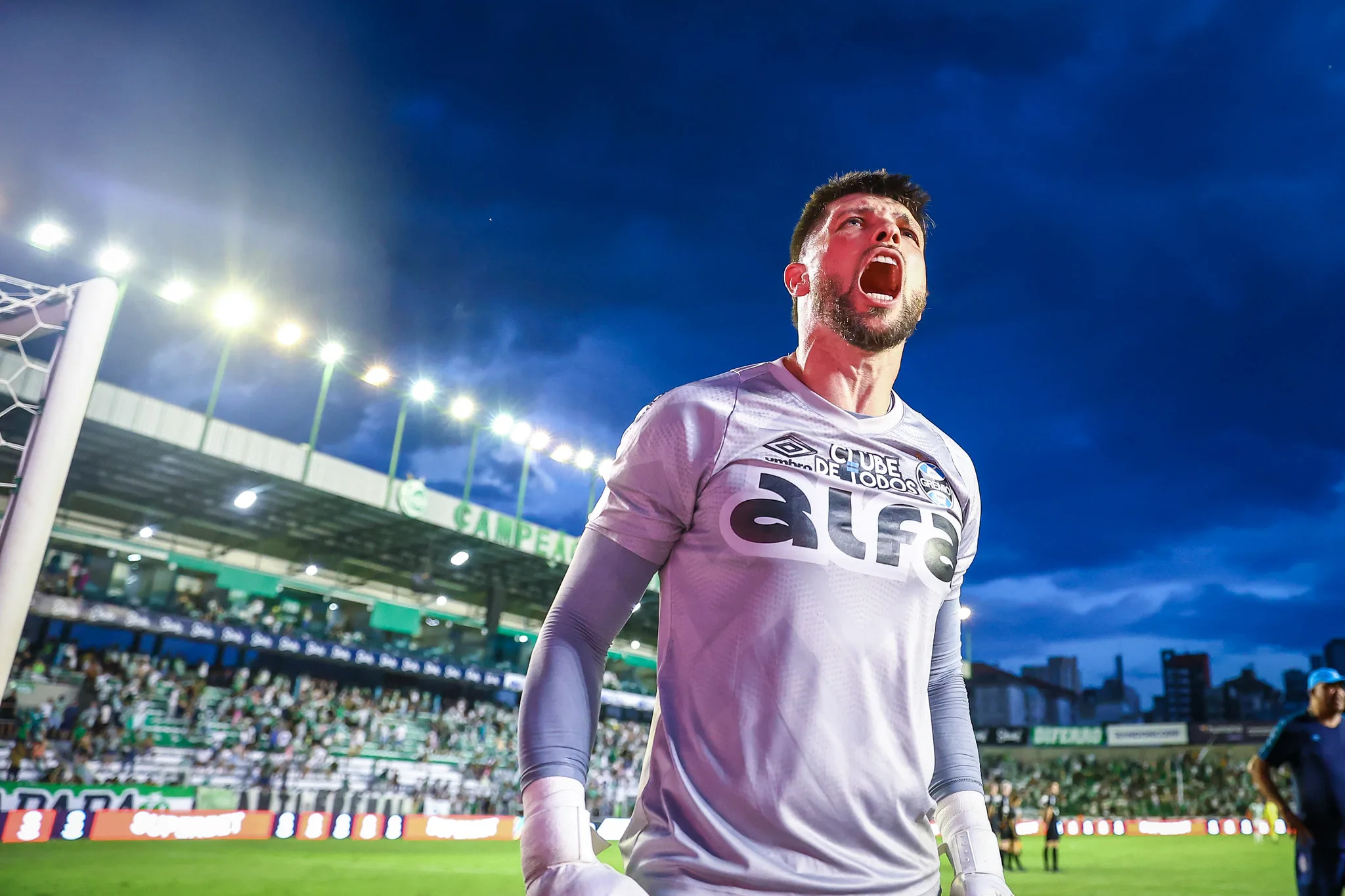 Volpi tem o nome gritado pela torcida do Grêmio e se manifesta na web após classificação Tiago Volpi pelo Grêmio