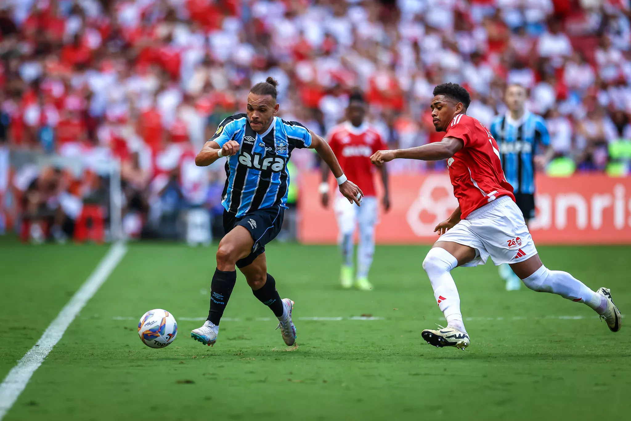 Ex-Inter faz comparações e se coloca acima de Braithwaite: "Não é esse jogador todo" Braithwaite Grêmio Inter