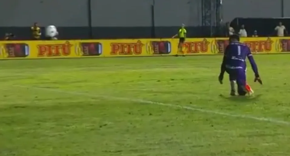 Braithwaite marca gol, mas sente lesão e preocupa Grêmio; goleiro rival leva frangaço Grêmio