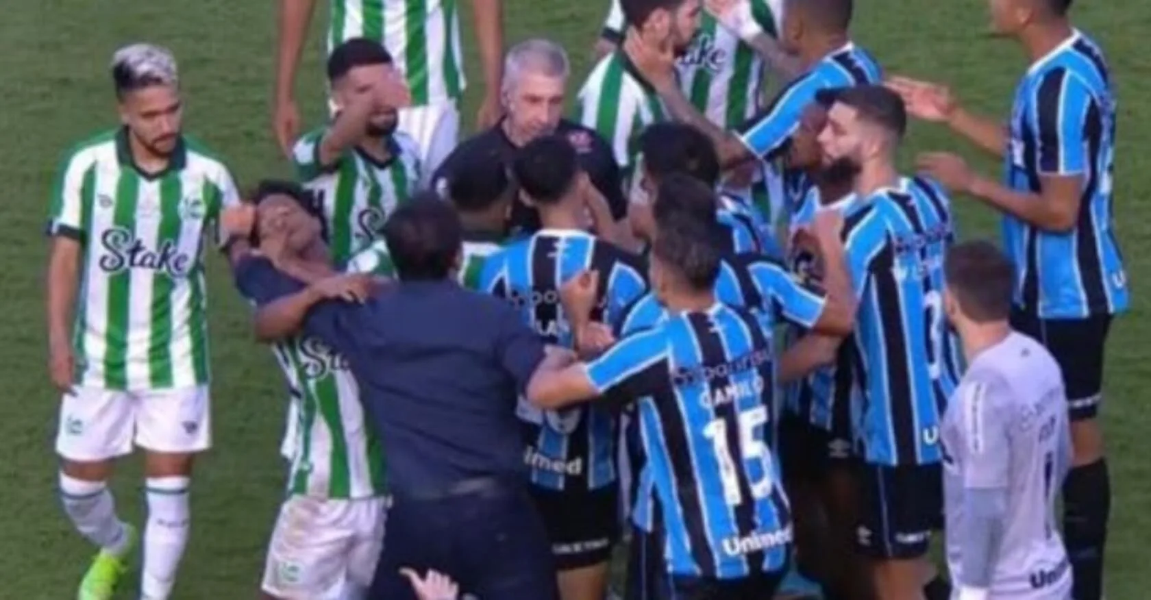 Súmula de Daronco fala em "soco" de Quinteros; treinador do Grêmio pode se complicar Quinteros Grêmio