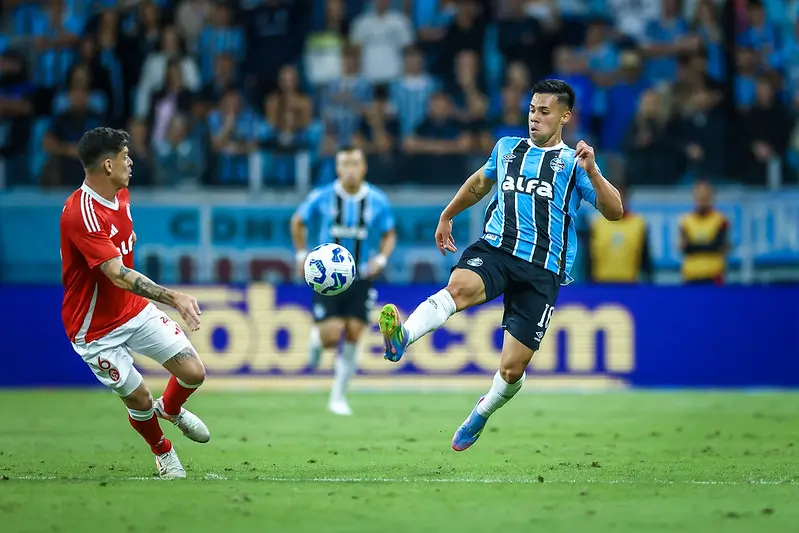 Roger Machado elogia árbitro e não vê pênalti para o Grêmio: "Sem justificativa" Grêmio