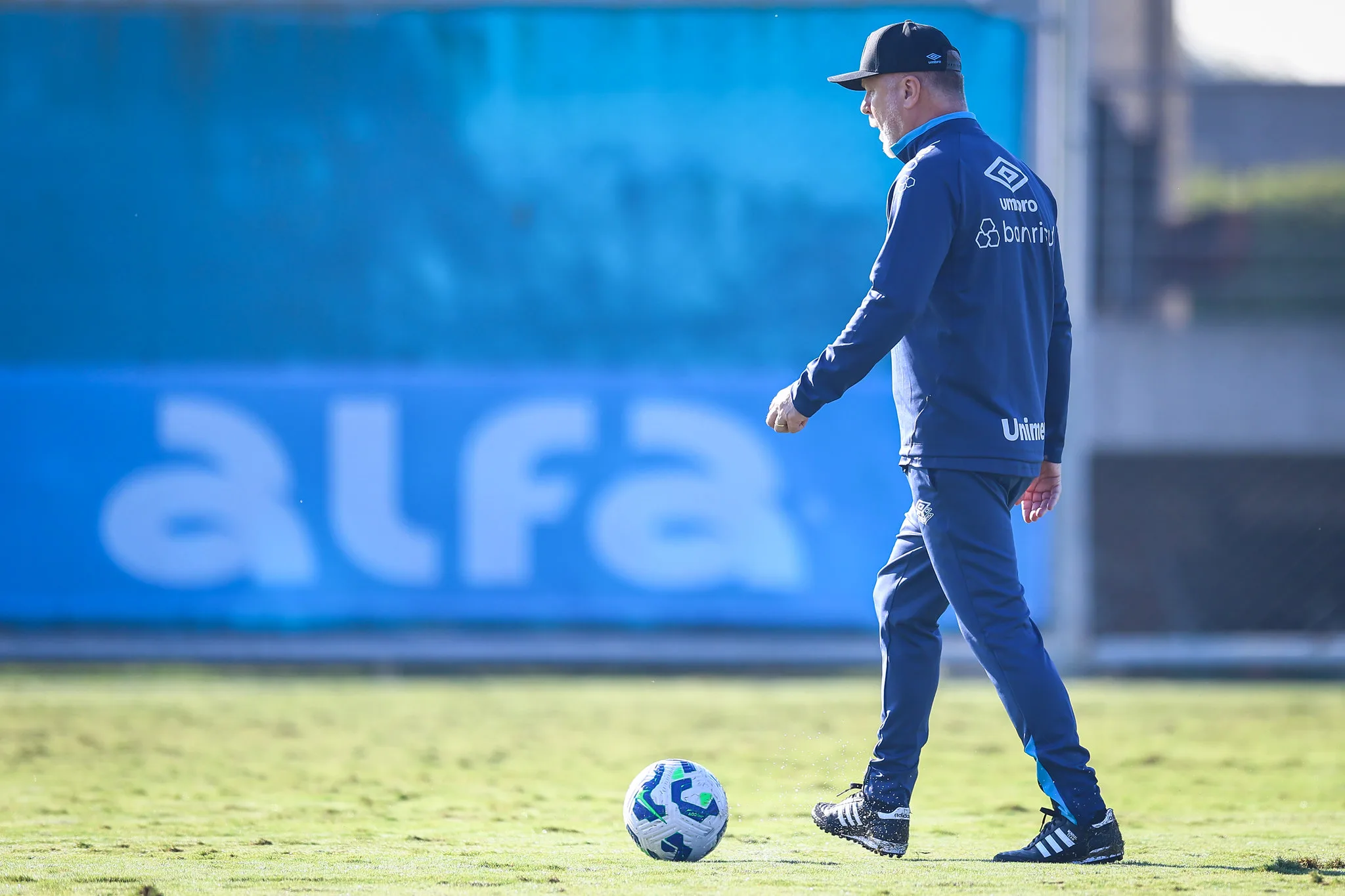 "Seria bobagem minha": Mano Menezes mostra sinceridade sobre principal problema do Grêmio Mano Menezes pelo Grêmio