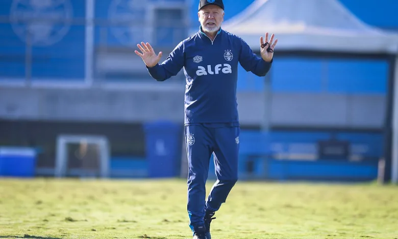 Vitória x Grêmio: prováveis escalações, onde assistir e horário do jogo pelo Brasileirão Mano Menezes pelo Grêmio