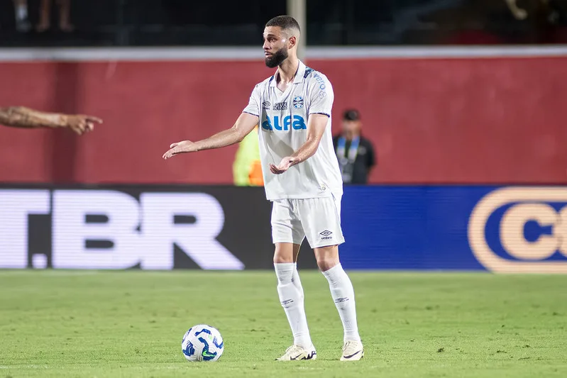 Wagner Leonardo descarta atuar pela direita na zaga do Grêmio e responde torcida do Vitória Wagner Leonardo pelo Grêmio