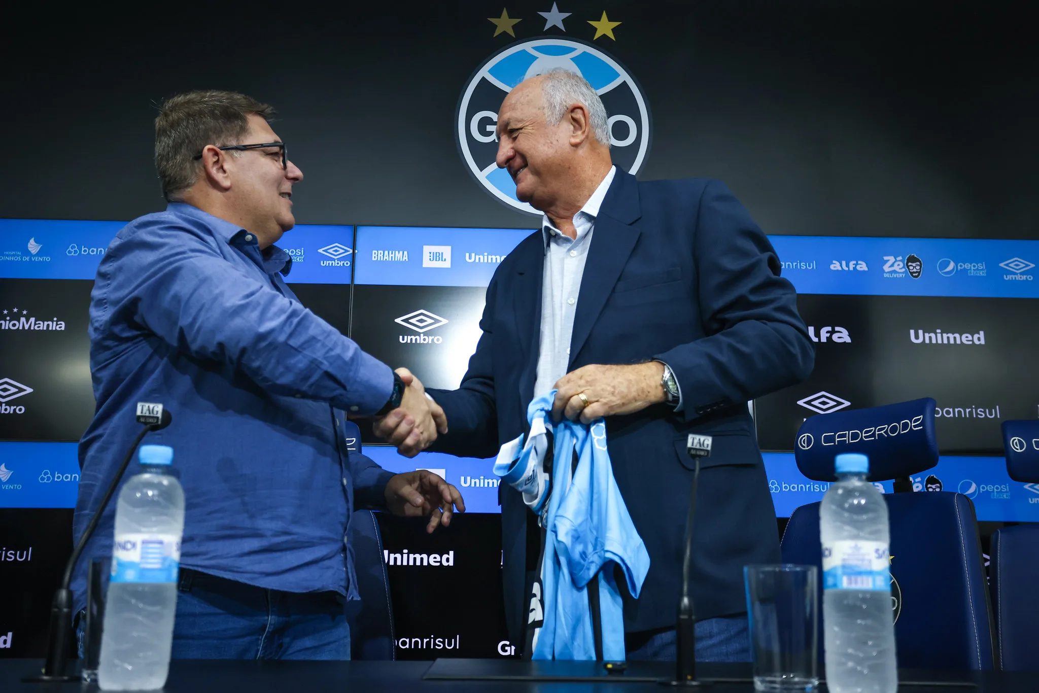 O momento descontraído na apresentação de Felipão no Grêmio Apresentação de Luiz Felipe Scolari, o Felipão. Novo coordenador técnico do Grêmio em 2025 - Foto Lucas Uebel/Grêmio