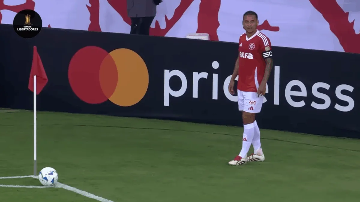 Alan Patrick, jogador do Inter cobrando escanteiro