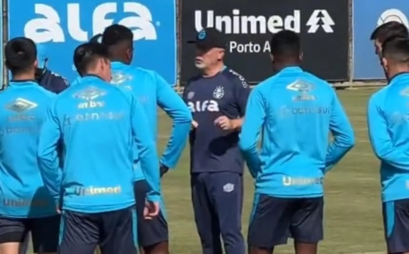 Bastidores: Mano buscou informações de vestiário e já tem prioridade definida no Grêmio Mano Menezes Grêmio