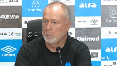 Mano admite erros defensivos, evita falar de reforços e pede ajuda da torcida do Grêmio Mano Menezes, Grêmio - Foto: YouTube/Grêmio TV