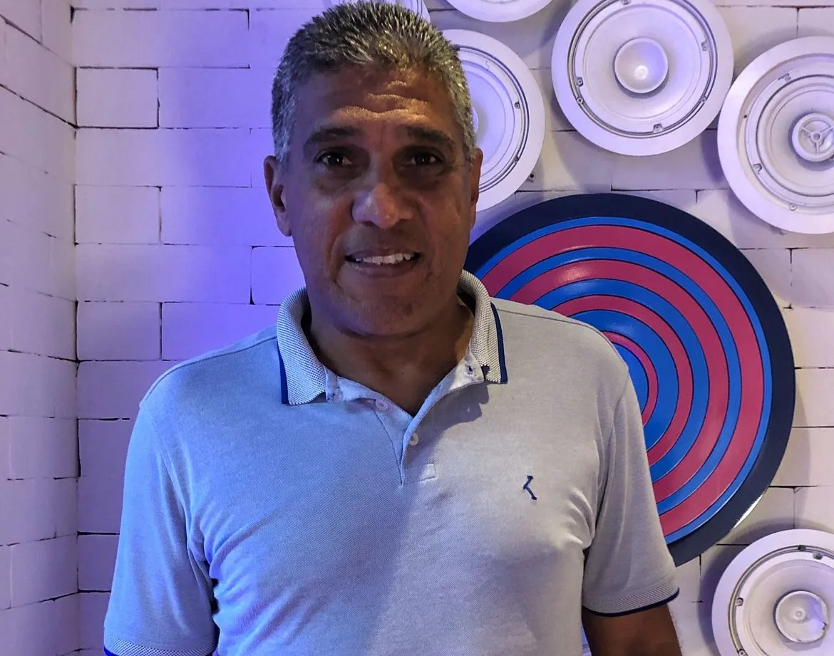 O momento descontraído e que chamou atenção na coletiva de Roger Machado Paulo Silas