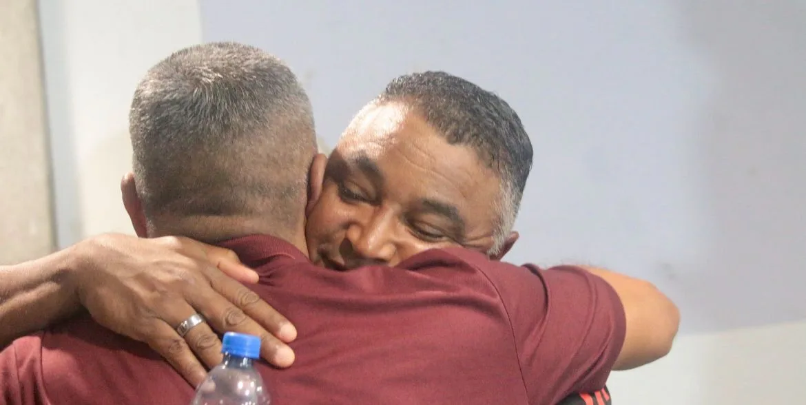 O momento descontraído e que chamou atenção na coletiva de Roger Machado Silas e Roger Machado se abraçando
