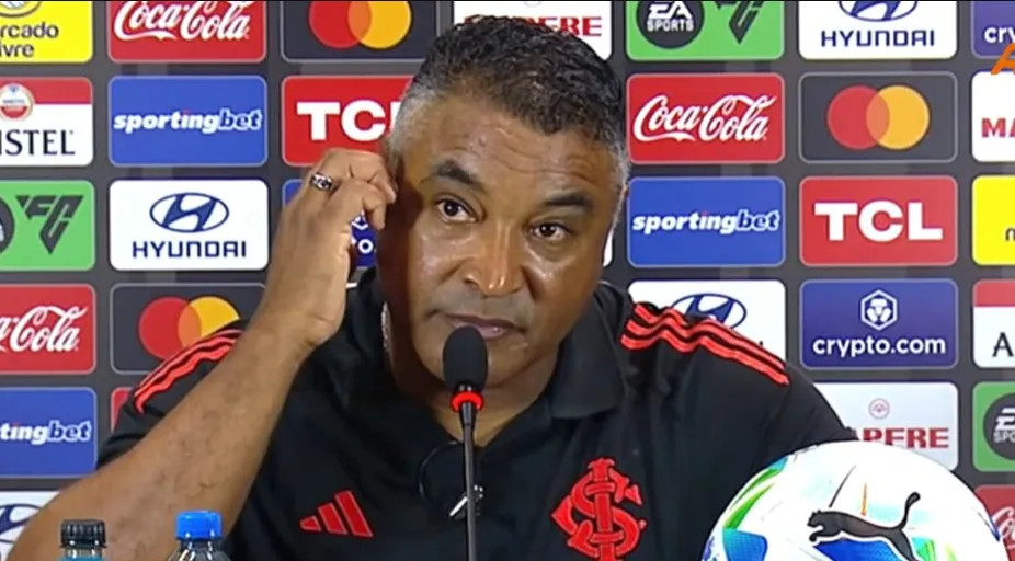 O momento descontraído e que chamou atenção na coletiva de Roger Machado Coletiva Roger Machado Bahia 1x1 Inter