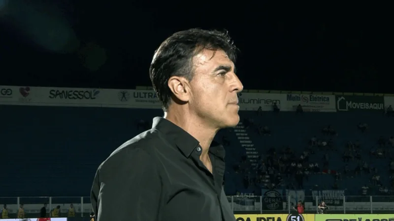 Mano Menezes decide abolir "herança de Quinteros" no time do Grêmio; entenda Gustavo Quinteros - Mirassol x Grêmio - Brasileirão 2025 - Foto: Reprodução/Premiere