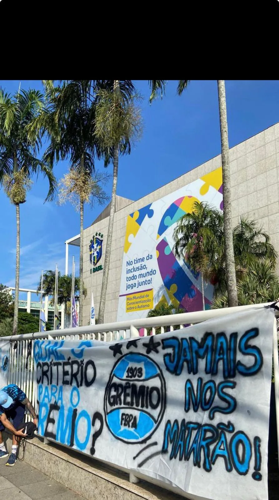 Torcida do Grêmio não se cala e faz protesto na sede da CBF no Rio de Janeiro Protesto de torcedores do Grêmio em frente a CBF