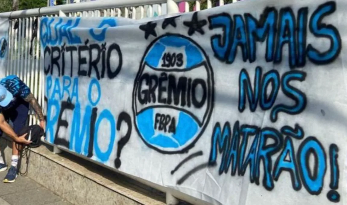 Torcida do Grêmio não se cala e faz protesto na sede da CBF no Rio de Janeiro Protesto de torcedores do Grêmio em frente a CBF