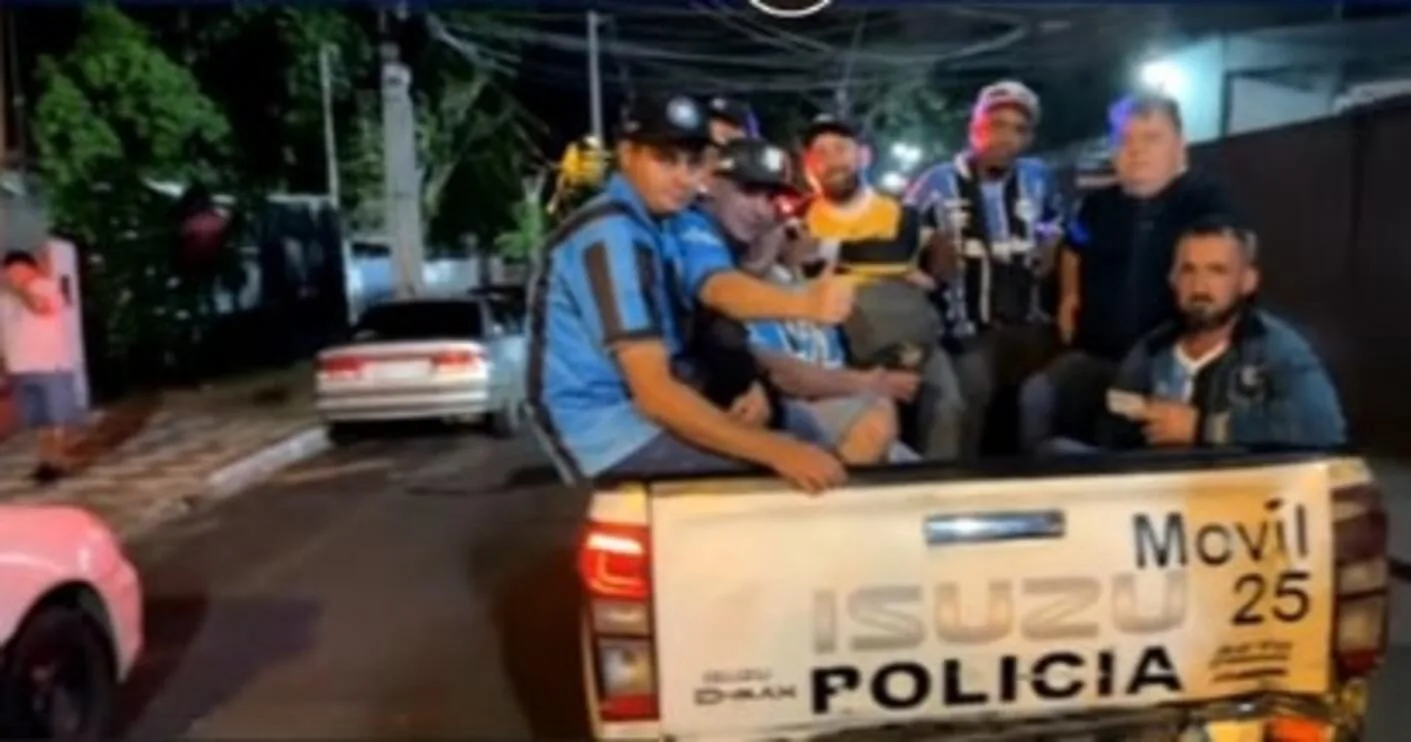Gremistas são presos no Paraguai e cantam músicas do Grêmio na viatura Grêmio