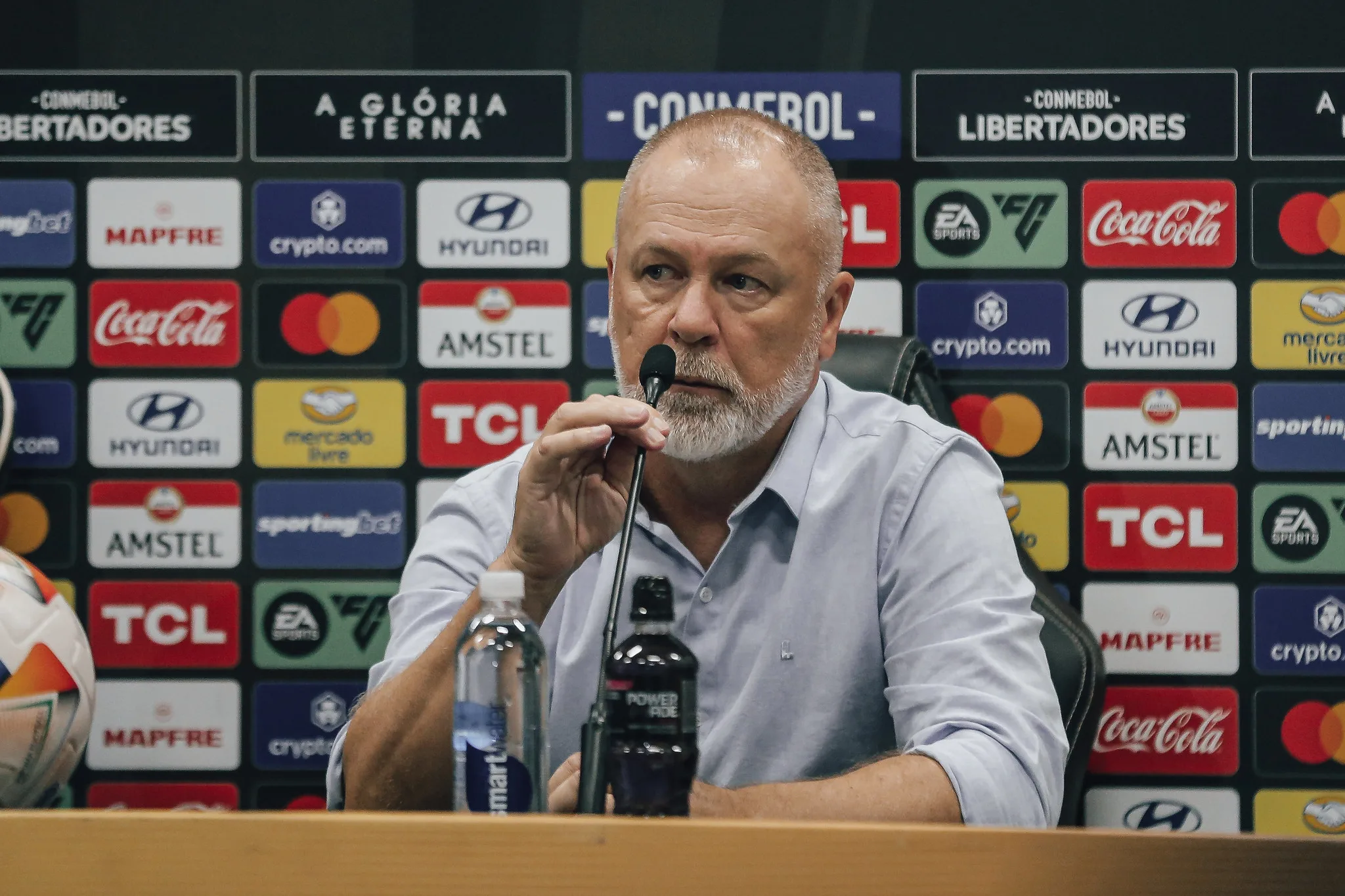 Goleiro do Grêmio aguarda novo técnico e elogia Mano Menezes: "Carreira fala por si" Mano Menezes