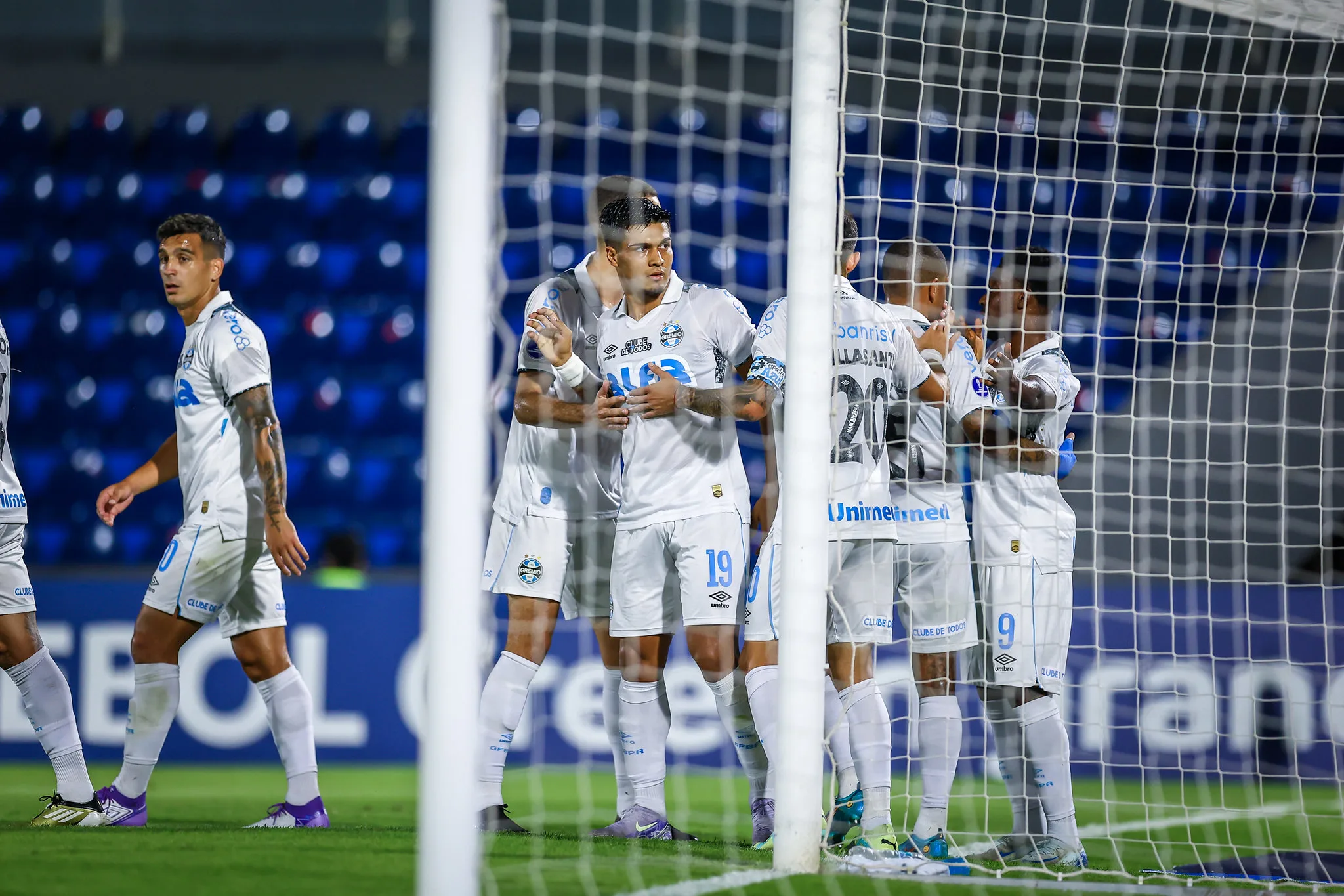 Quinteros adianta que fará várias mudanças no Grêmio para pegar o Ceará Quinteros muda o Grêmio