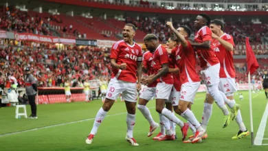 Jogadores do Inter comemorando gol - Alan Patrick, Wesley, Carbonero, Rogel, Bruno Henrique, Vitinho...