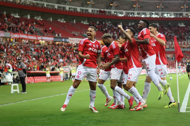 Jogadores do Inter comemorando gol - Alan Patrick, Wesley, Carbonero, Rogel, Bruno Henrique, Vitinho...