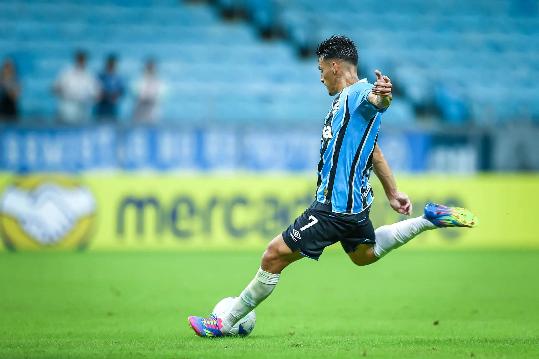 Pavón é alvo da torcida do Grêmio
