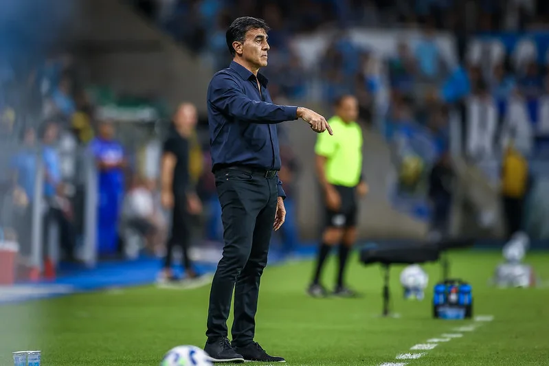 Ao anunciar demissão de Quinteros, Guerra faz críticas a jogadores do Grêmio Quinteros pelo Grêmio