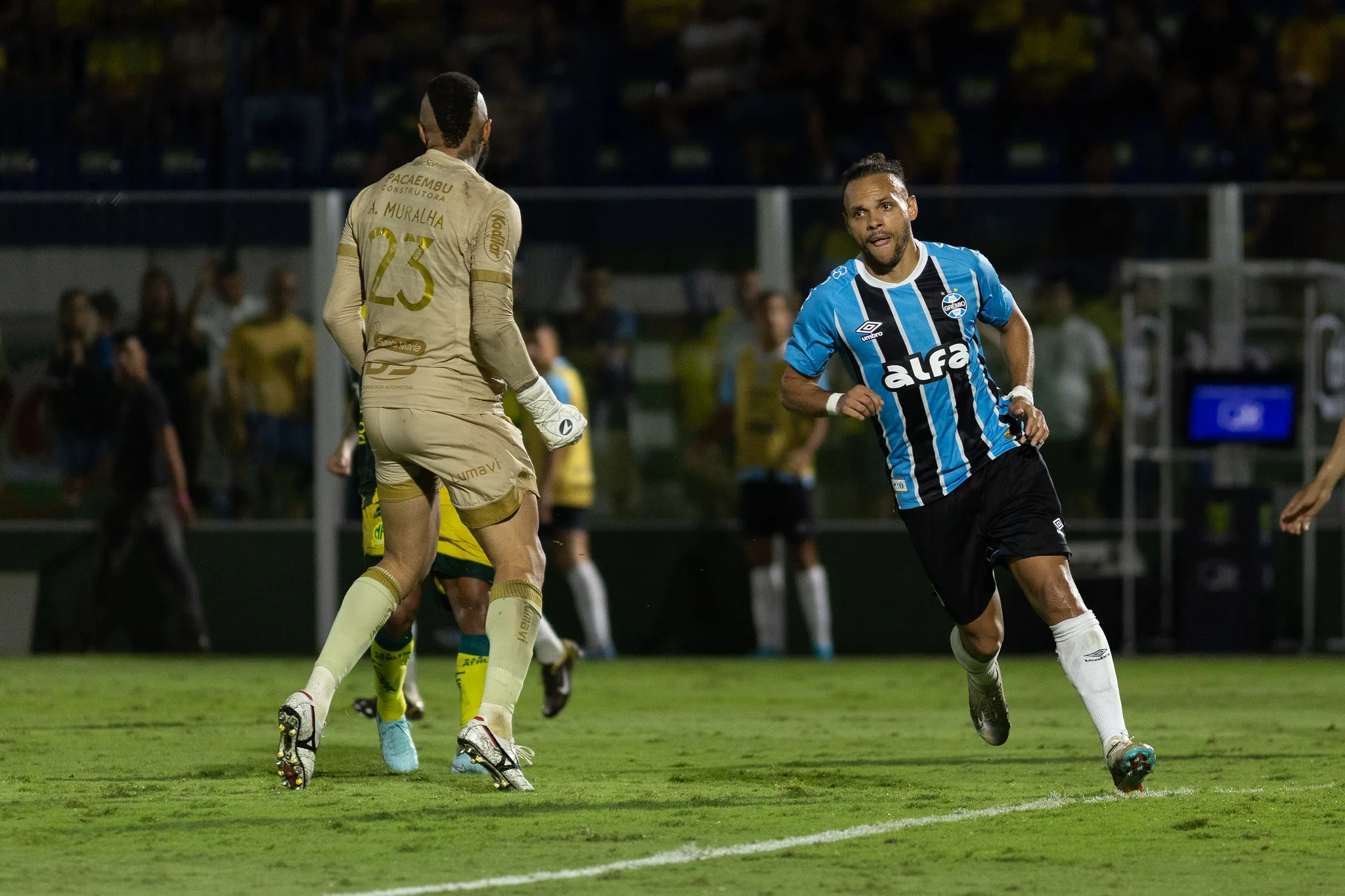Braithwaite se irrita com noite trágica para o futebol do Grêmio: "Uma vergonha" Braithwaite Grêmio