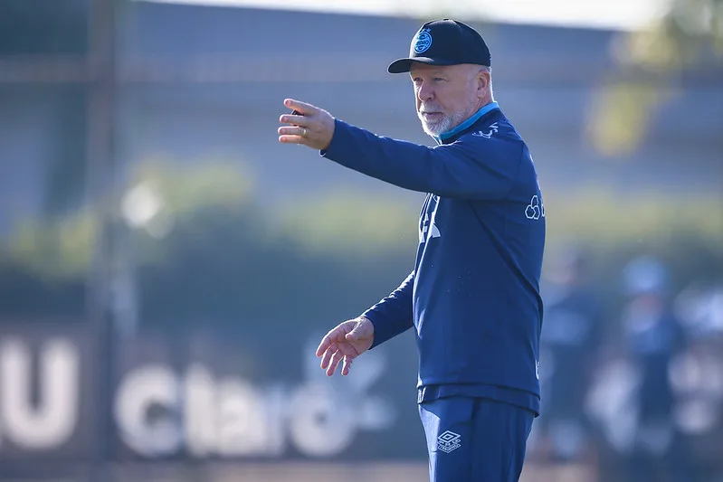 A nova zaga que Mano Menezes testa no Grêmio com as opções disponíveis Mano Menezes, treino do Grêmio (Lucas Uebel/Grêmio)