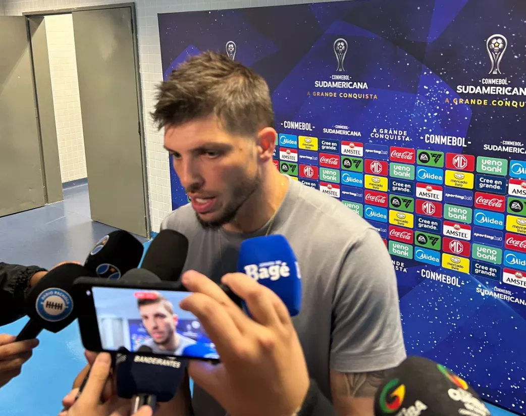 Tiago Volpi pelo Grêmio